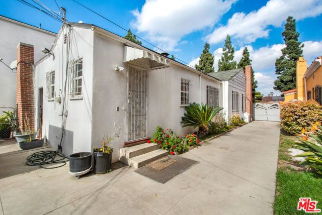 3408 W Martin Luther King Jr Boulevard, Los Angeles CA: https://media.crmls.org/mediaz/36f4157b-fc05-456f-8aa6-bed49a6425af.jpg