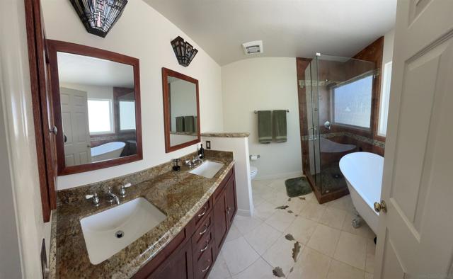 2176 Eastridge Loop, Oxnard CA: https://media.crmls.org/mediaz/36f45b32-bcab-4746-bc79-a79c1e63ab93.jpg
