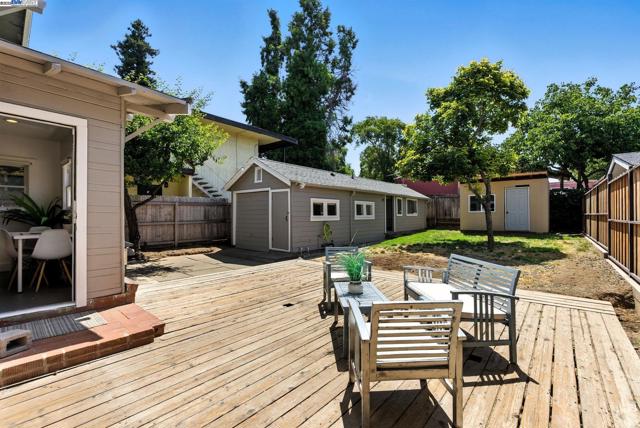 3936 Midvale Ave, Oakland CA: https://media.crmls.org/mediaz/36f538c7-4116-4cc0-9259-f856655c9c78.jpg