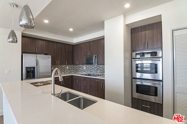 5670 Wilshire Boulevard, Los Angeles CA: https://media.crmls.org/mediaz/36f54057-fd1a-4594-b1f7-da3b14c17f04.jpg