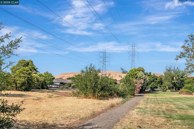 1335 Kenwal Rd, Concord CA: https://media.crmls.org/mediaz/36f5639e-f0ec-4301-930f-998ba1951c65.jpg