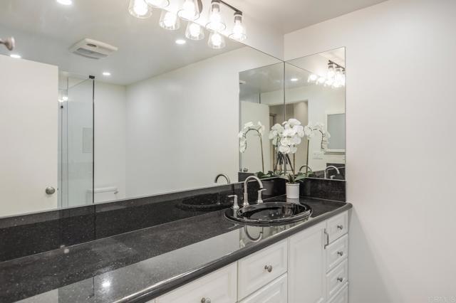 7019 Estrella De Mar Road, Carlsbad CA: https://media.crmls.org/mediaz/36f5da86-5df7-4019-b2de-d1c943ab8a54.jpg