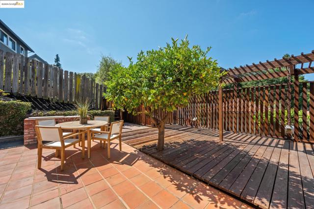 6141 Broadway Ter, Oakland CA: https://media.crmls.org/mediaz/36f671c3-7f91-4da4-b181-3f9bc047fc4d.jpg