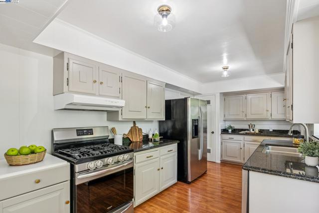 3296 Walnut Ln, Lafayette CA: https://media.crmls.org/mediaz/36f6b594-7203-470d-9620-742e3fd970af.jpg