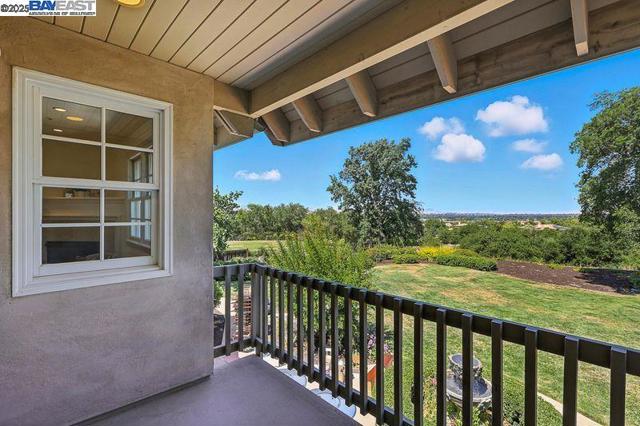3029 Alburni Ct, Pleasanton CA: https://media.crmls.org/mediaz/36f7c9fe-24bb-4a4d-a62d-5a39d3c456ac.jpg