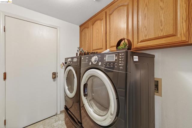 4963 Stoneridge Ct, Oakland CA: https://media.crmls.org/mediaz/36f81243-f9b9-4456-ac16-8943305e9fa0.jpg