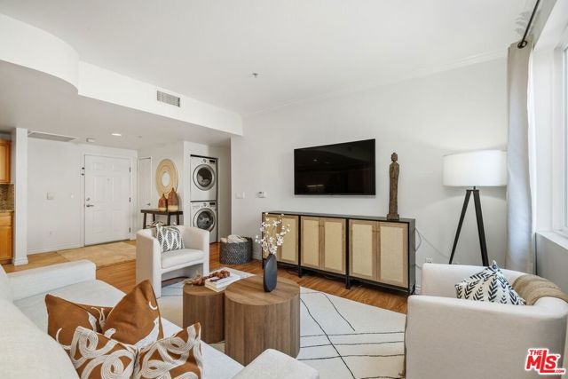 13200 Pacific Promenade, Playa Vista CA: https://media.crmls.org/mediaz/36fba03a-69fd-48d8-bdf5-1d5fe6f8db7e.jpg