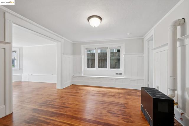 3116 Harrison St, Oakland CA: https://media.crmls.org/mediaz/36fda45a-59e8-4f79-8b5f-d4c4c7e2af3c.jpg