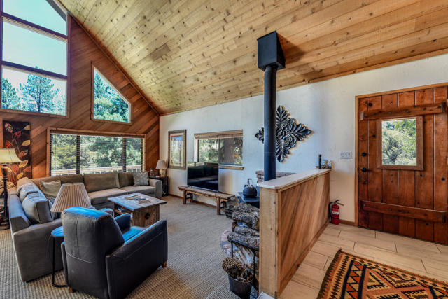 24873 Ponderosa Drive, Idyllwild CA: https://media.crmls.org/mediaz/36fe5377-117b-499c-8cdf-06264dbf4fde.jpg