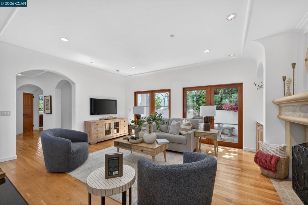 https://media.crmls.org/mediaz/36ff36c1-d9f4-444e-a1fe-86d82df77d8f.jpg?preset=X-Large