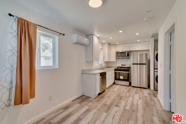 15011 Hartsook Street, Sherman Oaks CA: https://media.crmls.org/mediaz/36ffdc44-afef-4f84-8945-d6dc33de1759.jpg