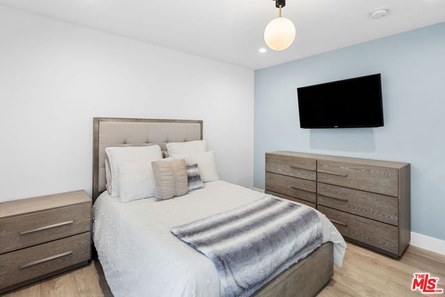 5254 Yarmouth Avenue, Encino CA: https://media.crmls.org/mediaz/37008272-9c7d-4e06-886b-1e15bf3ad098.jpg