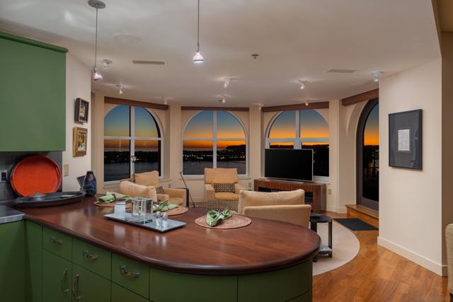 700 W Harbor Dr, San Diego CA: https://media.crmls.org/mediaz/37011fed-9204-44b7-8dd9-1532ea6269b7.jpg