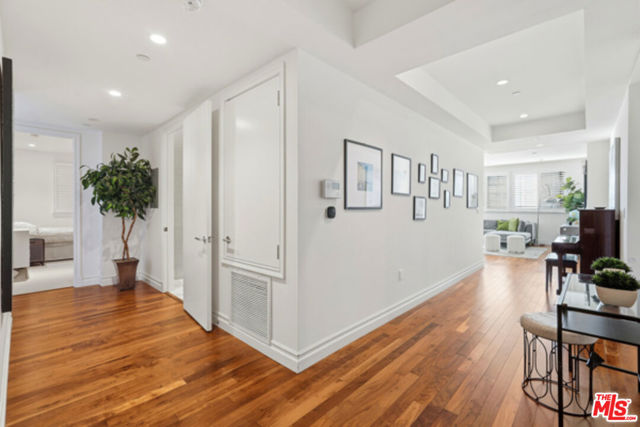 4661 Wilshire Boulevard, Los Angeles CA: https://media.crmls.org/mediaz/3704068e-52e3-46a2-be6b-3bd417117d7d.jpg