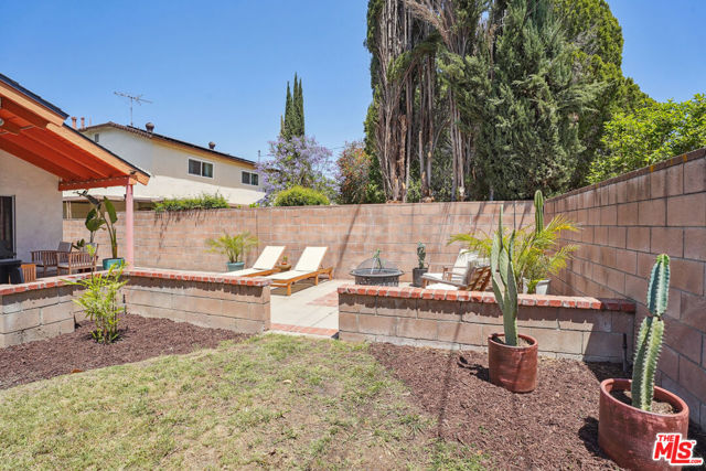 19730 Hatton Street, Winnetka CA: https://media.crmls.org/mediaz/37044550-7ff1-413d-9340-ca50af1f42cc.jpg