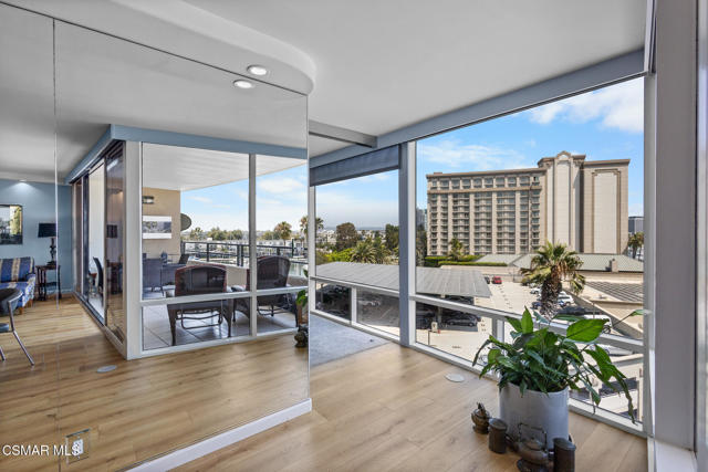 4335 Marina City, Marina del Rey CA: https://media.crmls.org/mediaz/37046307-57a0-4aef-8223-1ce8b8cb6671.jpg