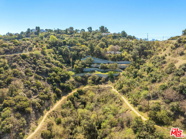 13511 Mulholland Drive,  CA: https://media.crmls.org/mediaz/37056f44-c7e6-46d9-83ba-0f754f663693.jpg