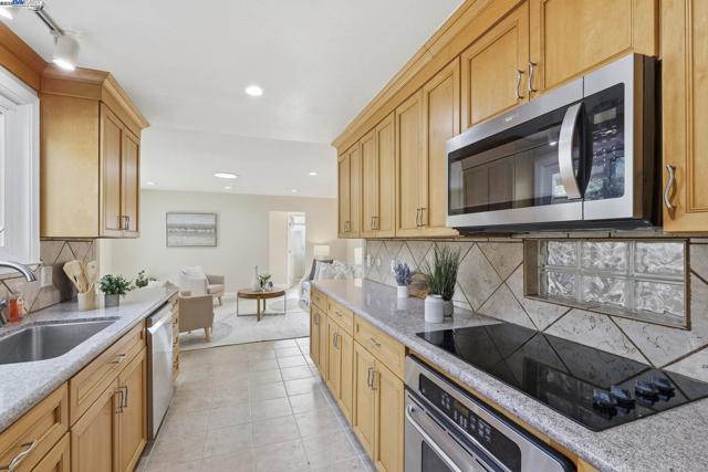 42293 Camino Santa Barbara, Fremont CA: https://media.crmls.org/mediaz/370631c1-afbf-4a8d-a9bc-e4d0d41ad693.jpg