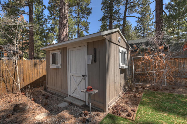 387 Wren Drive, Big Bear CA: https://media.crmls.org/mediaz/370686fb-49b8-4281-b3ca-67bdbff30111.jpg