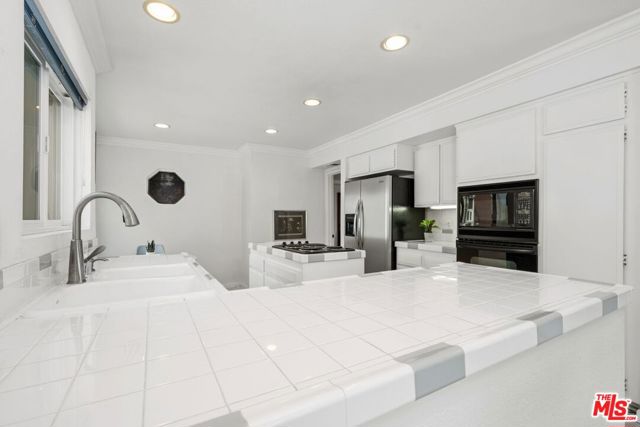 4200 Via Dolce, Marina del Rey CA: https://media.crmls.org/mediaz/3706c61b-565f-45d5-96d4-f12b93f86977.jpg