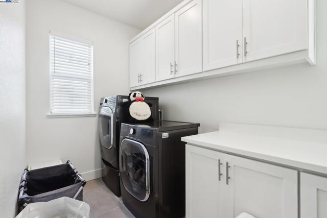 5623 Central Pkwy, Dublin CA: https://media.crmls.org/mediaz/37074a89-f36d-41d0-9c4e-c5e4dad4bc91.jpg