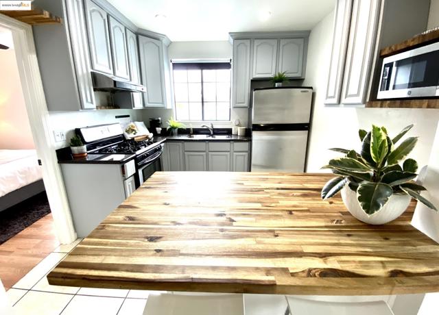 2775 E 21St St, Oakland CA: https://media.crmls.org/mediaz/37075e0b-e21d-4fb7-959a-ea1416380693.jpg