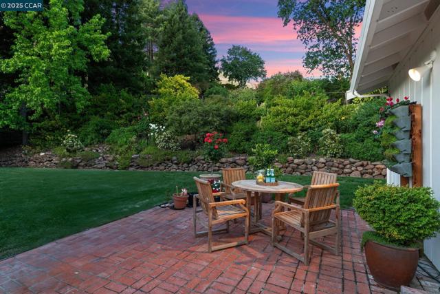 120 Heritage Oaks Pl, Alamo CA: https://media.crmls.org/mediaz/370774c3-6151-4ee8-a274-6140122b9349.jpg