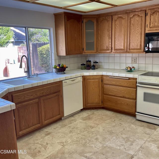 2455 Castlemont Court, Simi Valley CA: https://media.crmls.org/mediaz/3708fbfe-b436-46f3-96d9-9a1f2476122c.jpg