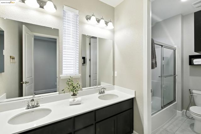 536 Aster St, Vacaville CA: https://media.crmls.org/mediaz/37090824-1286-4c2f-9716-85ba63573cd9.jpg