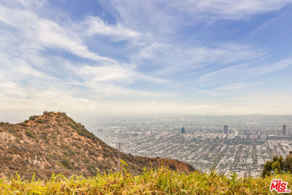 https://media.crmls.org/mediaz/370a4941-657e-4c2f-9f87-97a50be37191.jpg?preset=X-Large
