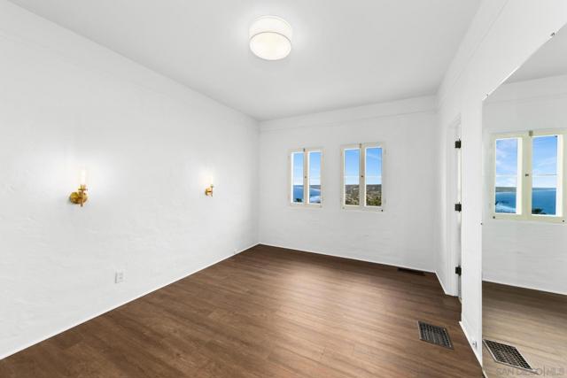 7520 Hillside Dr, La Jolla CA: https://media.crmls.org/mediaz/370ca41c-2c67-4350-affb-90eef83323e3.jpg