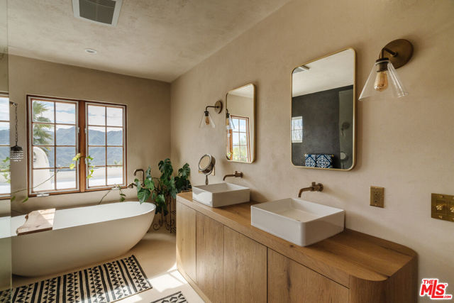 2865 Marquette Drive, Topanga CA: https://media.crmls.org/mediaz/370cadaa-9b4f-427d-9c78-89086c43fb4c.jpg