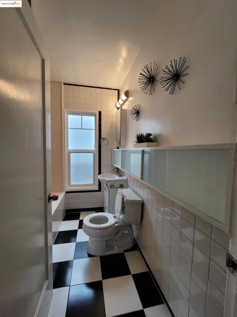 3504 68Th Ave, Oakland CA: https://media.crmls.org/mediaz/370ceec3-a1e8-481c-b310-689e65fe2dec.jpg