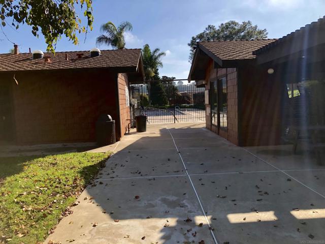 2422 Caminito Ocean Cv, Cardiff by the Sea CA: https://media.crmls.org/mediaz/370e49c2-4599-47bd-b09b-83d7758027b7.jpg