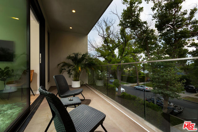 726 N Martel Avenue, Los Angeles CA: https://media.crmls.org/mediaz/370ea9ca-a241-4bf4-a5bd-4e827d3471c2.jpg