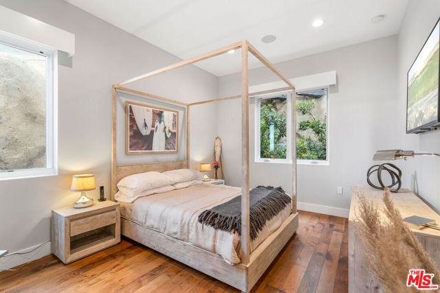 22065 Pacific Coast Highway, Malibu CA: https://media.crmls.org/mediaz/370f42c5-fd29-4eda-9594-3a55b6409a1d.jpg