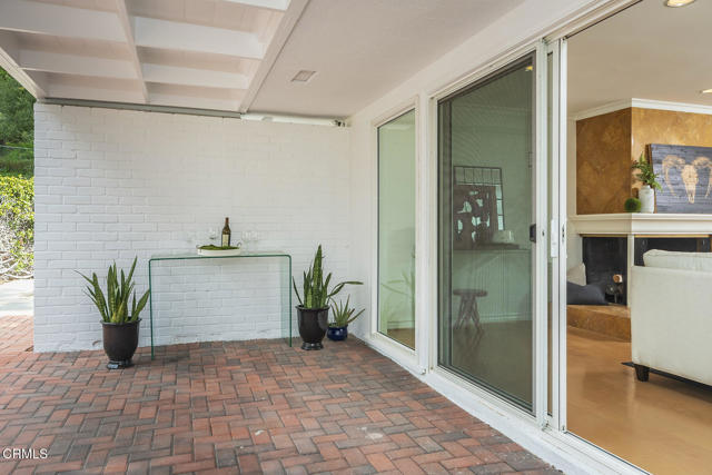 5045 Redwillow Lane, La Canada Flintridge CA: https://media.crmls.org/mediaz/370fa63d-bb80-48c4-99b8-1e78c13c03fa.jpg