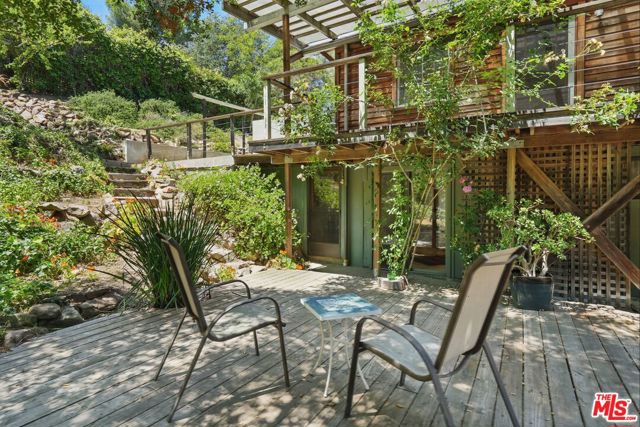 1527 Bainum Drive, Topanga CA: https://media.crmls.org/mediaz/3710957e-2217-4c24-acce-e05366f1f78b.jpg
