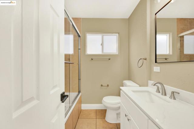 2125 102Nd Ave, Oakland CA: https://media.crmls.org/mediaz/3710cc73-0feb-482b-b5ca-3e869e73207c.jpg