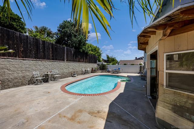 10129 E Glendon Cir, Santee CA: https://media.crmls.org/mediaz/3710f17f-6025-4a7d-8bbf-ac0476262a09.jpg