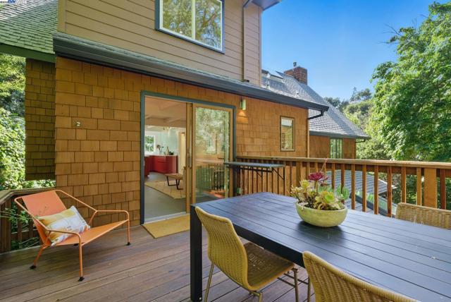 7380 Claremont Ave, Berkeley CA: https://media.crmls.org/mediaz/37111ded-6f31-4f92-81d4-1e962d848e6d.jpg