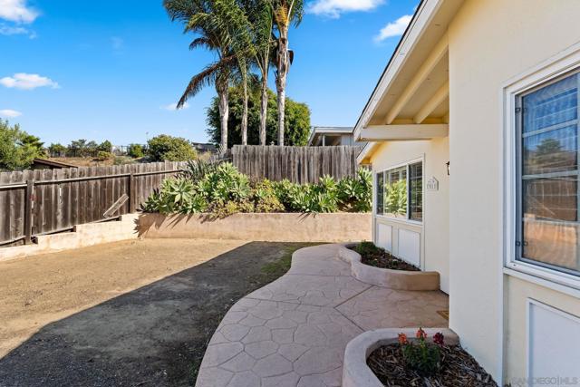 3511 Badillo Rd, San Marcos CA: https://media.crmls.org/mediaz/37114200-2214-4a07-8089-ae69376e8d84.jpg