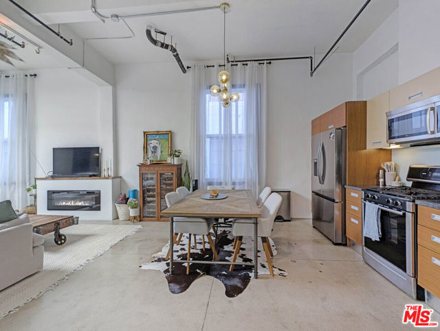 738 S Los Angeles Street, Los Angeles CA: https://media.crmls.org/mediaz/3711f292-c82f-4c93-857a-a2a9b448a2d5.jpg