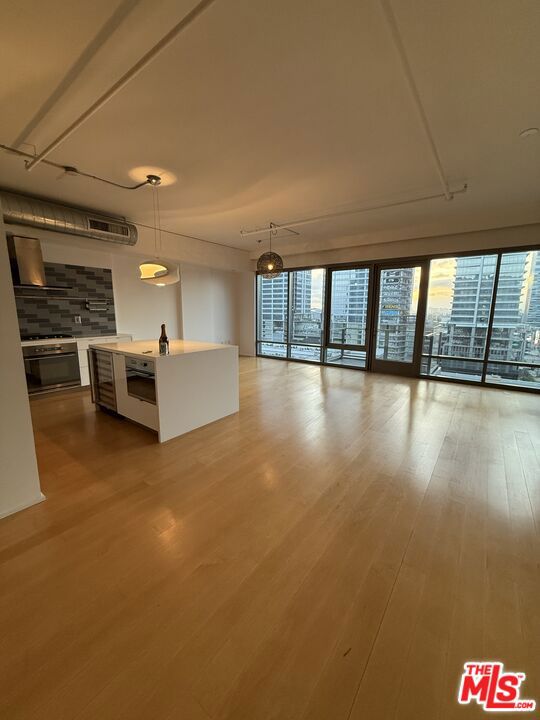 1100 S Hope Street, Los Angeles CA: https://media.crmls.org/mediaz/37131aab-f611-4c49-ab9b-b74a63012101.jpg