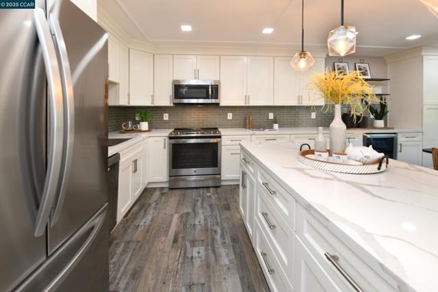 1345 Singingwood Ct, Walnut Creek CA: https://media.crmls.org/mediaz/371339f6-8139-45d5-8bf0-6c942b22a899.jpg