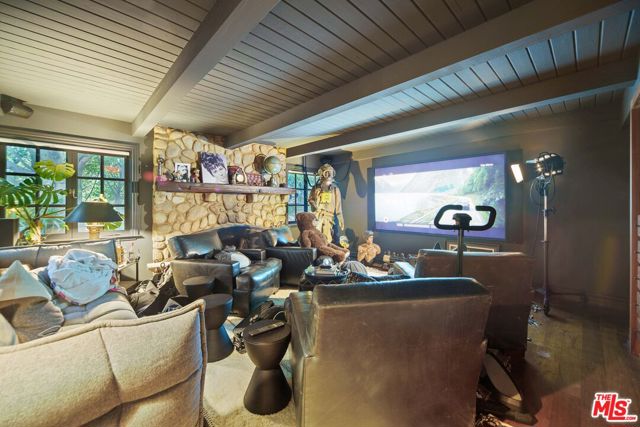 31740 Broad Beach Road, Malibu CA: https://media.crmls.org/mediaz/3713917f-a132-4a8e-8924-69effcd673ff.jpg