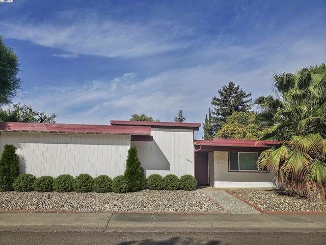 3107 Corona Dr, Davis CA: https://media.crmls.org/mediaz/37144ed8-821a-4852-a823-1e701a6a7803.jpg