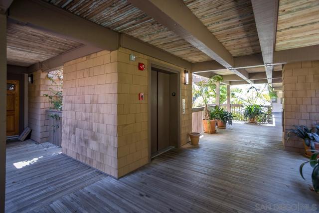 8880 Villa La Jolla Dr, La Jolla CA: https://media.crmls.org/mediaz/3715403c-2d3b-4499-a81a-0d22e3ff4435.jpg