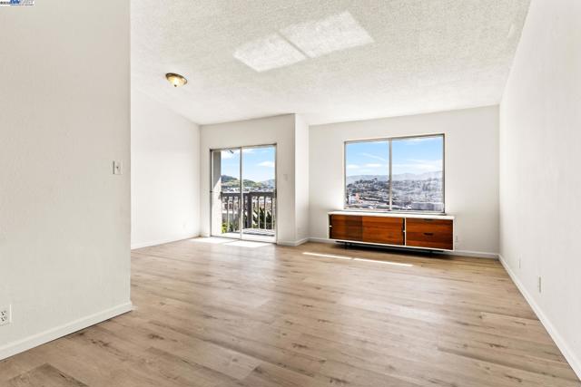 446 Bayview Cir, San Francisco CA: https://media.crmls.org/mediaz/37159bf6-151e-41b9-b679-a1b379502772.jpg