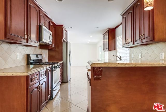 687 Mount Carmel Drive, Claremont CA: https://media.crmls.org/mediaz/37163d9e-598a-4b25-8f49-f9ba066a13a2.jpg
